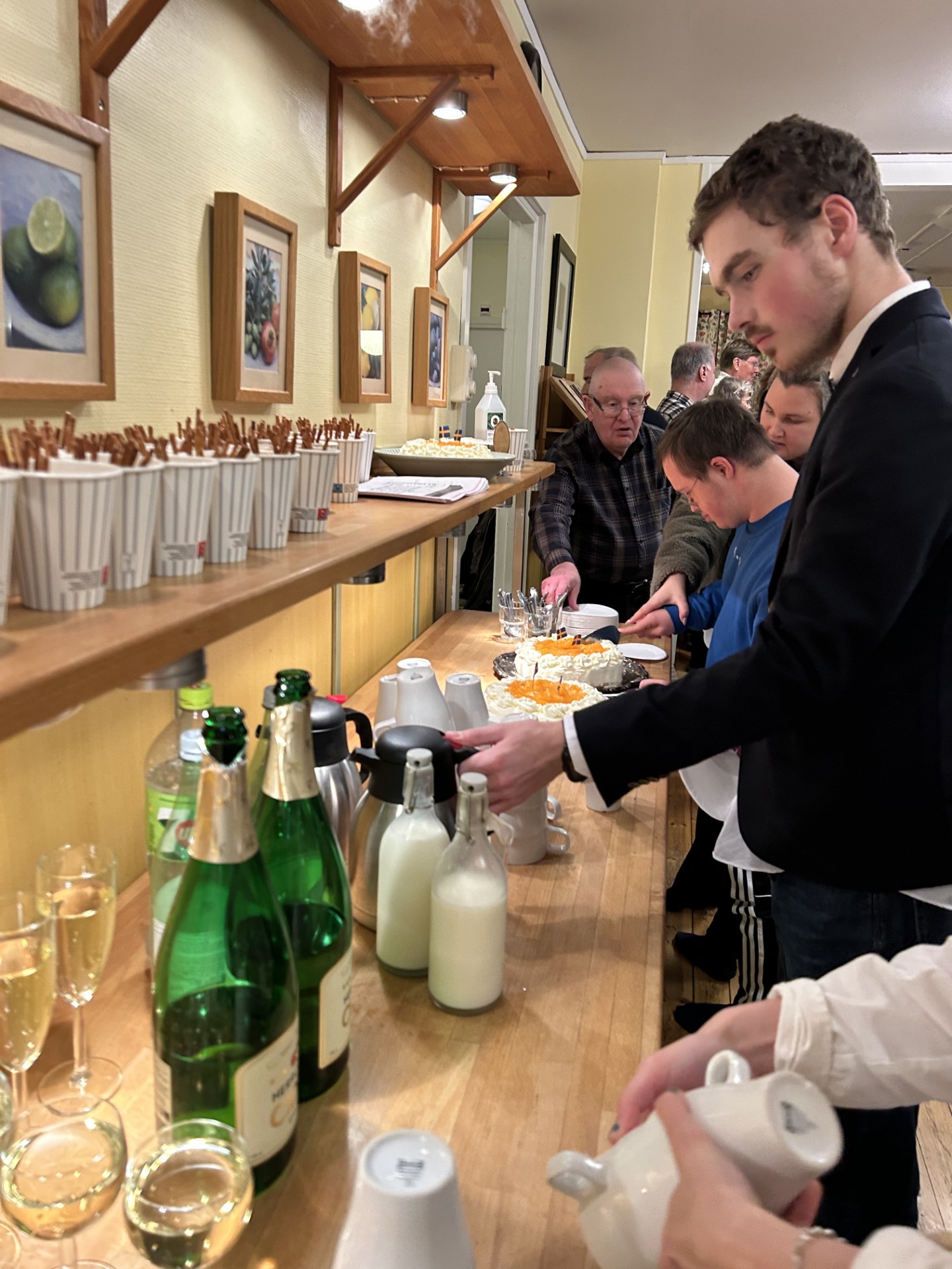 Firande med bubbel och tårta