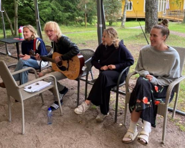 Ungdomar spelar och lyssnar på musik