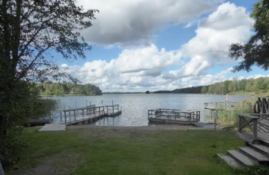 Vår strand med både brygga och badflotte